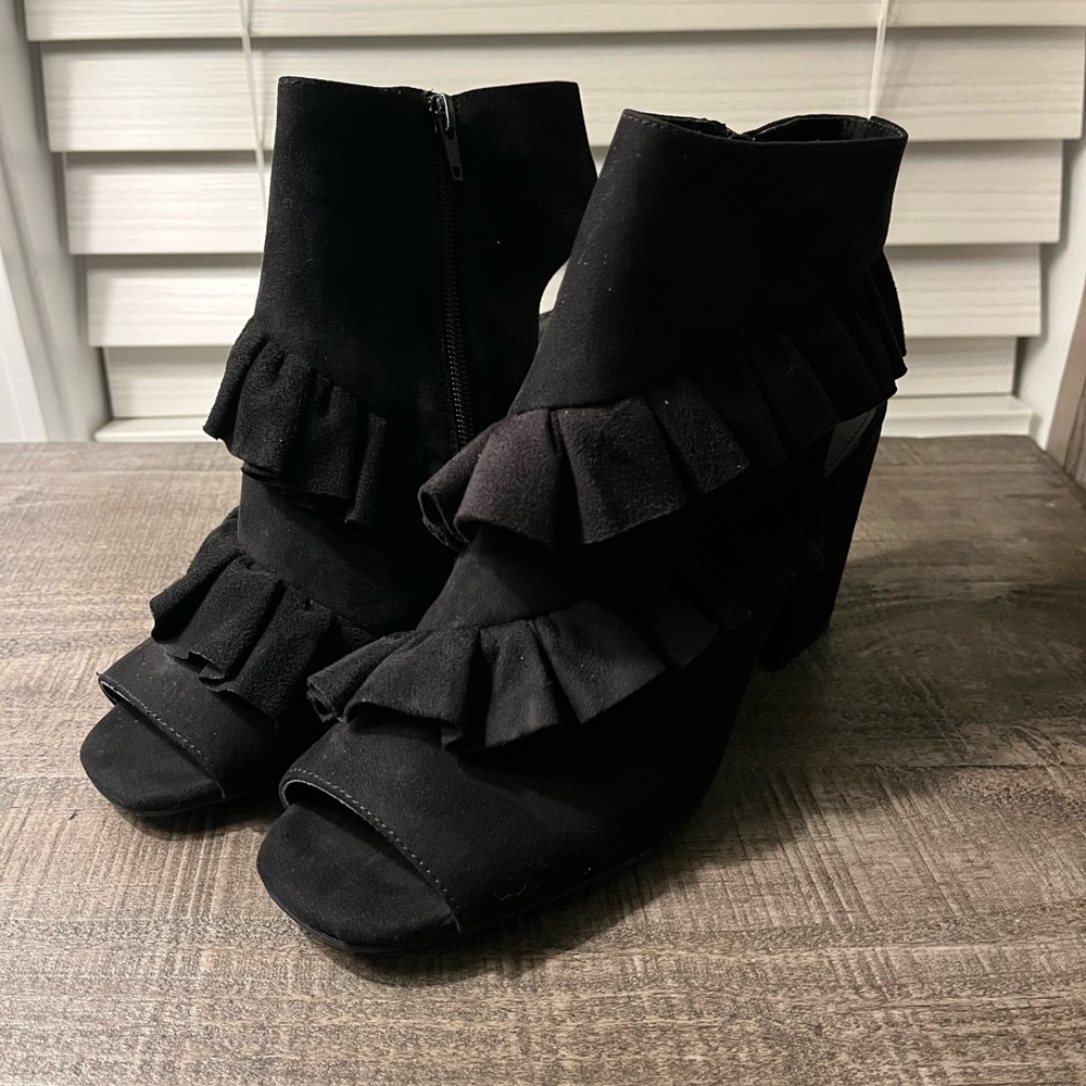 NIB Women’s MARI A. “Intoxicate” Black Ruffle High Heel Peek Toe Shoes (10)
